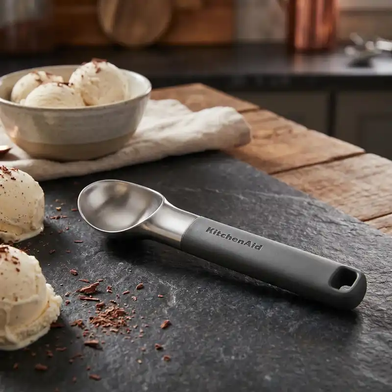 Hit cenowy KITCHENAID Charcoal Grey 21,5 cm - gałkownica / łyżka do lodów