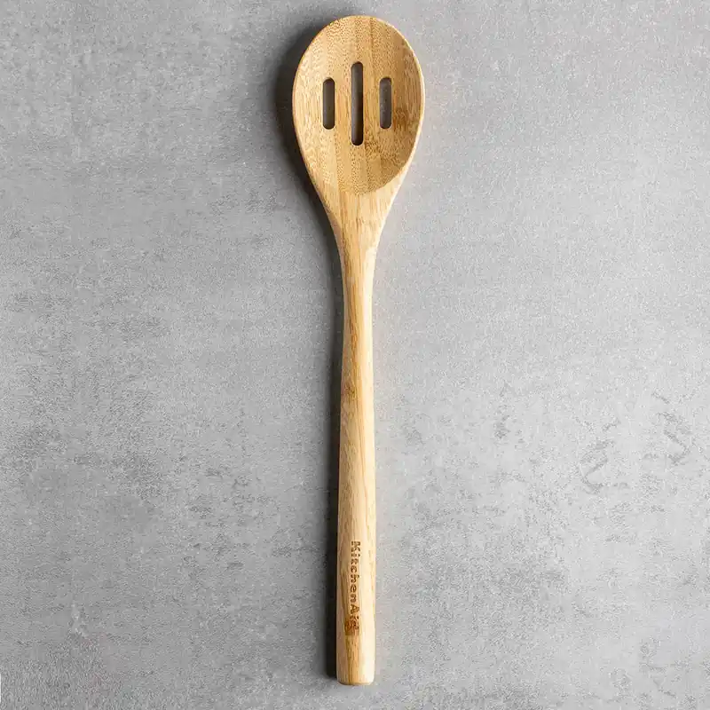 Niska cena KITCHENAID Classic Bamboo 32,5 cm - łyżka kuchenna drewniana ażurowa