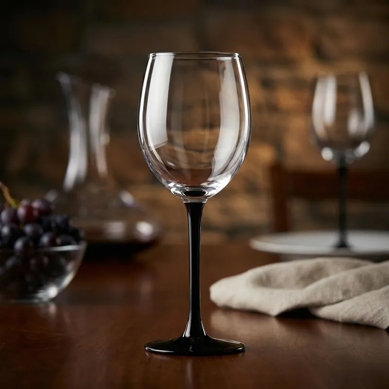 Oferta limitowana Kieliszek do wina czerwonego z czarną nóżką ROYAL LEERDAM 330 ml